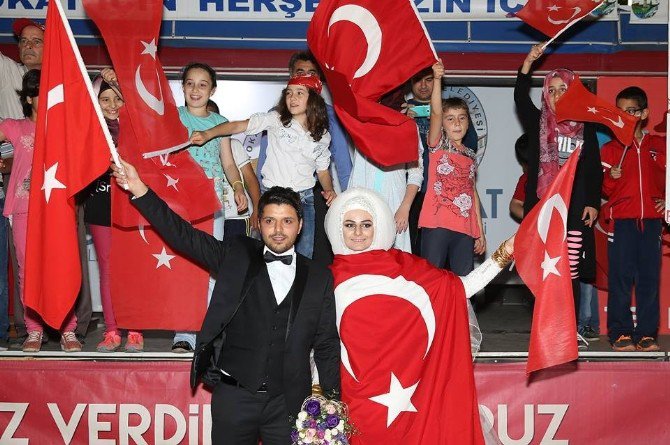 Gelin İle Damat Demokrasi Nöbetinde