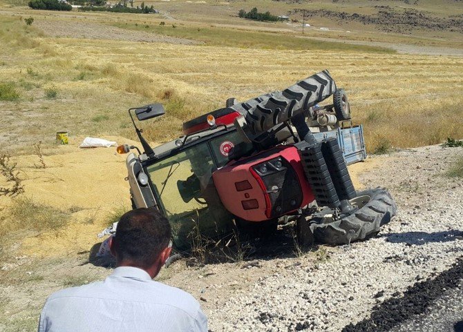 Adilcevaz’da Buğday Yüklü Traktör Devrildi