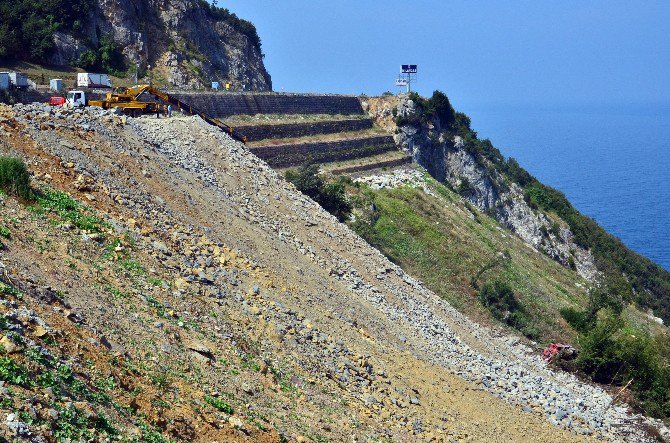 Hafriyat Kamyonu 30 Metreden Uçuruma Yuvarlandı