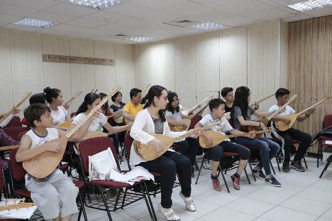 Gençler Büyükşehir Yaz Kurslarında Sanat Öğreniyor