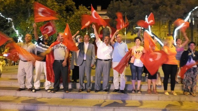 Burhaniye’de Demokrasi Nöbeti Coşkusu