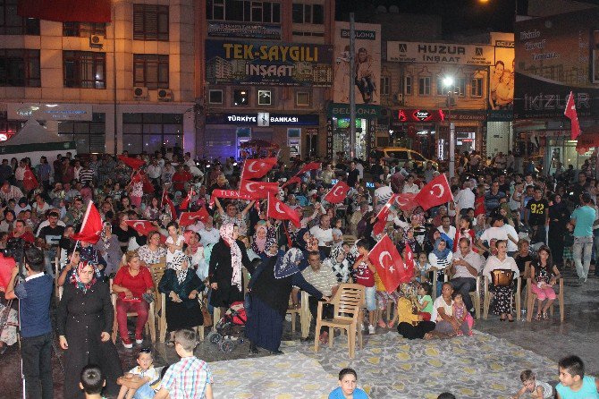 Demokrasi Nöbeti Coşkuyla Devam Ediyor