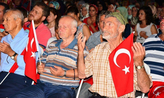 Lapseki’de Demokrasi Nöbeti Şölen Havasında Geçti