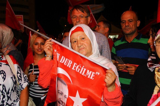 Samsun’da Demokrasi Nöbeti Devam Ediyor