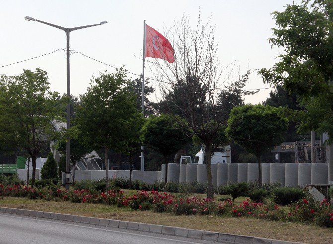 Tugay Ve Jandarma Komutanlığı’nın Önündeki Beton Bloklar Kaldırılıyor