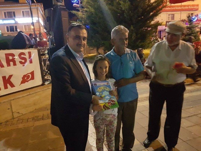 Başkan Cabbar, Demokrasi Nöbetinde Çocuklara Kitap Dağıttı