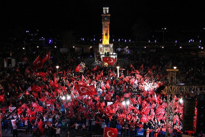 İzmirliler Yirmi Gündür Demokrasi Nöbetinde