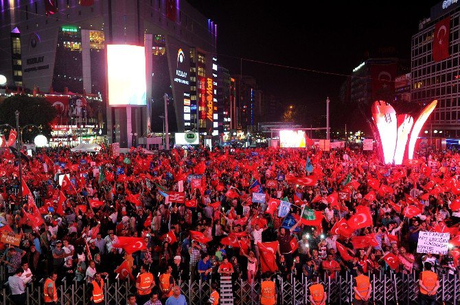 Başkan Gökçek, Canlı Yayından 15 Temmuz Kızılay Meydan’ındaki Vatandaşlara Hitap Etti