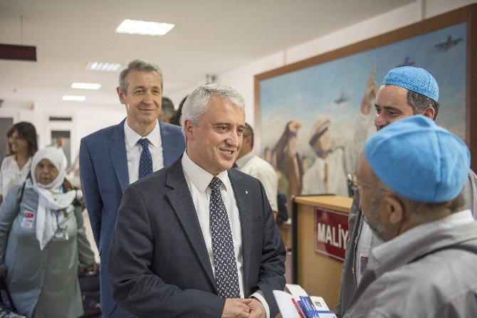 Hacca Giden İlk Kafile, Hasan Polatkan’dan Havalandı