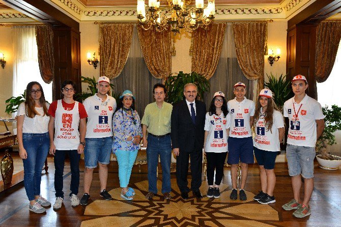 Vali Karaloğlu Bursa’dan Gelen Öğrencileri Ağırladı