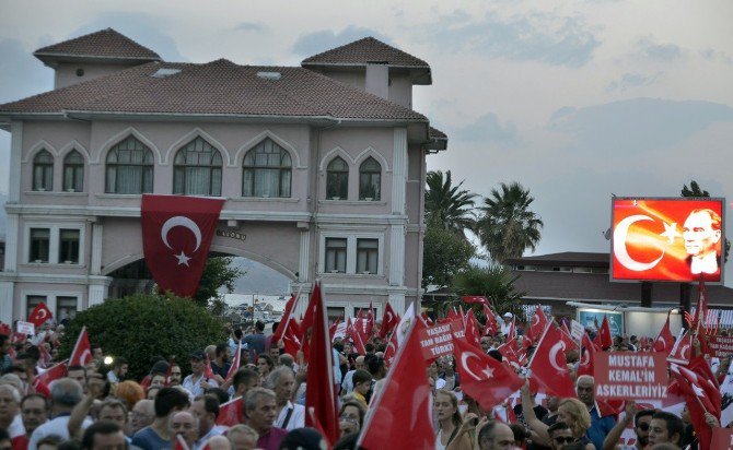 Chp’liler Cumhuriyet Ve Demokrasi Yürüyüşünde Buluştu