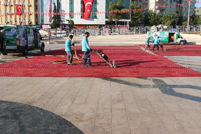 Demokrasi Nöbetinin Tutulduğu Alan 60 Kişilik Ekiple Temizleniyor