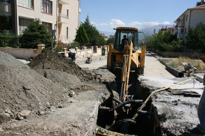 Kanalizasyon Hattı Yenileme Çalışmaları Devam Ediyor