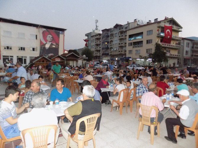 Karacasu Sydv’den Demokrasi Nöbetinde Pilav Ayran İkramı