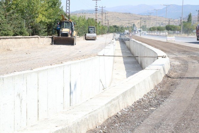 Başkan Büyükkılıç, Eğribucak Mahallesinde Taşkın Koruma Kanalı Ve Korkuluk