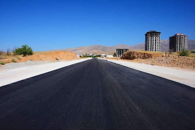 Büyükşehir 3 Caddeyi Asfaltladı