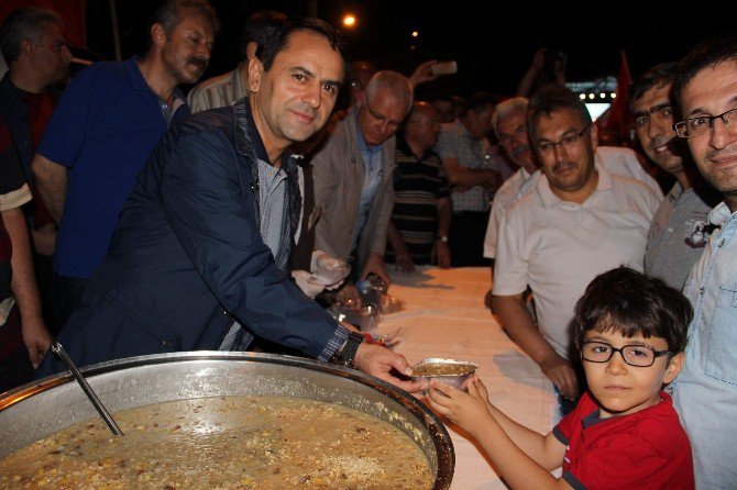 Vali Aktaş, Aşure Dağıttı