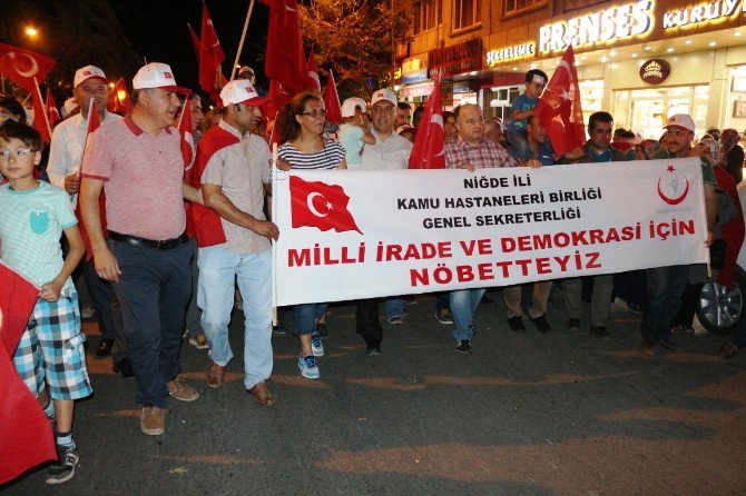 Niğde Kamu Hastaneler Birliği Demokrasi Yürüyüşü Düzenledi