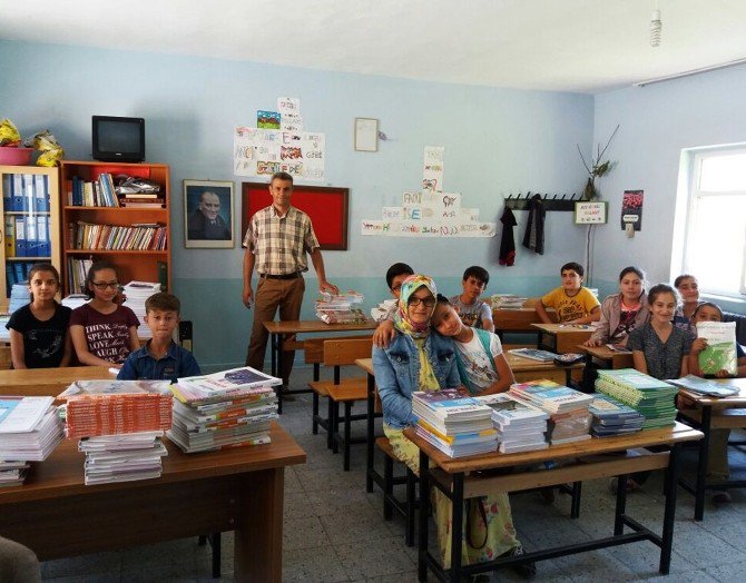 Adilcevaz’daki Öğrencilere Kaynak Kitap Desteği