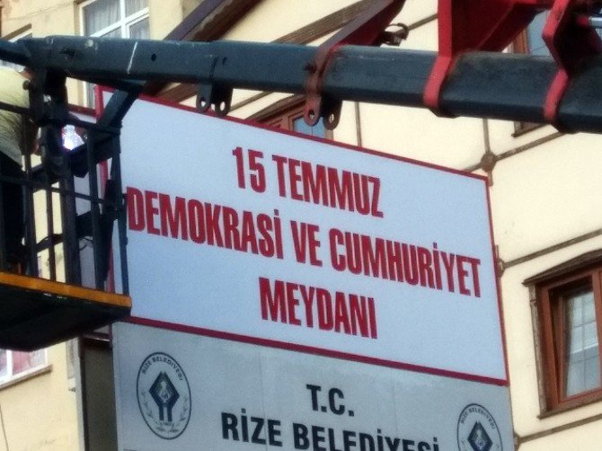 Meydana ’Demokrasi Ve Cumhuriyet Meydanı’ Tabelası Asıldı