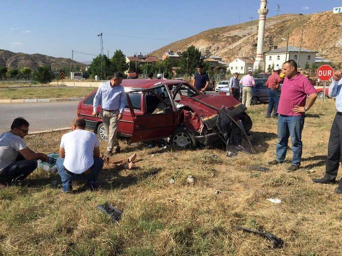 Sivas’ta Otomobil İle Hafif Ticari Araç Çarpıştı: 2 Yaralı