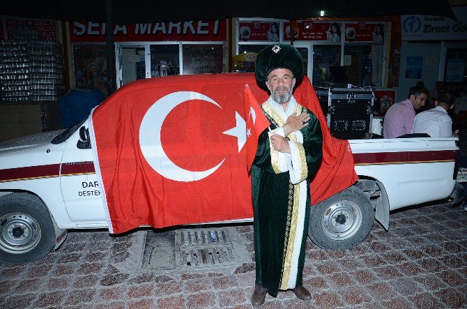 Tarihi Kıyafetiyle Türbe Türbe Geziyor