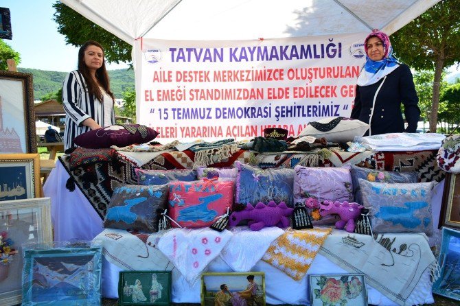 Tatvan’da Demokrasi Şehitlerinin Aileleri Yararına Stant Açıldı