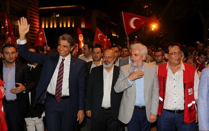 Vatan Caddesi’nde Demokrasi Nöbeti Sürüyor