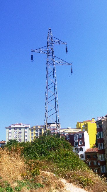 Yüksek Gerilim Hatlarının Elektrik Telleri Kesildiği Halde Direkler Ayakta Kaldı