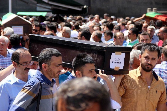 Annesi Tüfekle Fotoğraf Çektirirken Vurulan Çocuk Toprağa Verildi