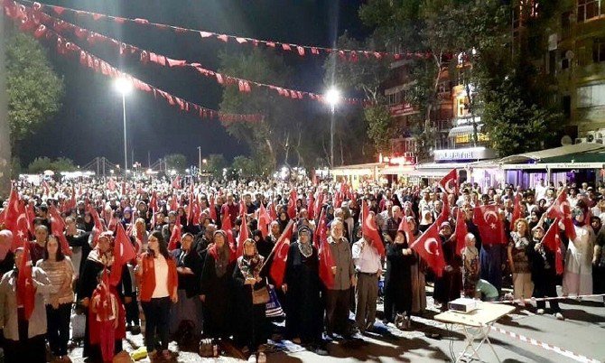 Bandırma’daki Demokrasi Nöbetinde Büyük Coşku