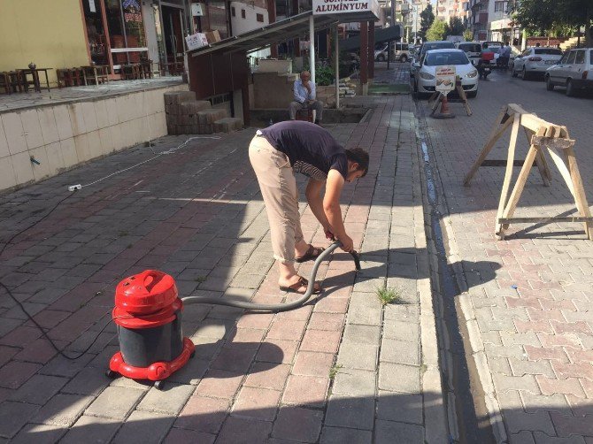 Batmanlı Esnaf Elektrikli Süpürgeyle Kaldırımları Temizliyor