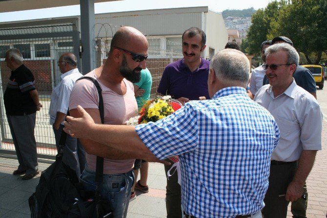 Tankın Önüne Yatan Vatandaşı Çiçekle Karşıladılar