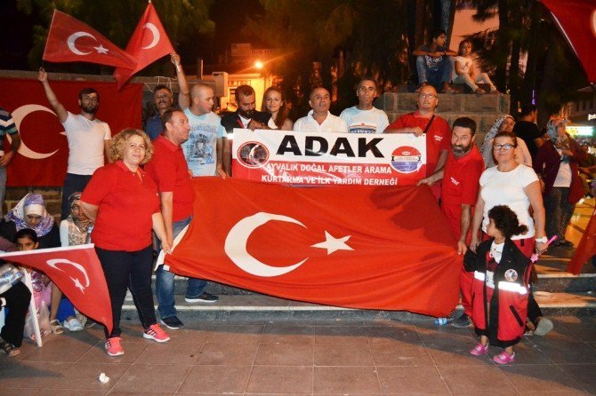 Ayvalık’ta Demokrasi Nöbetleri Sürüyor