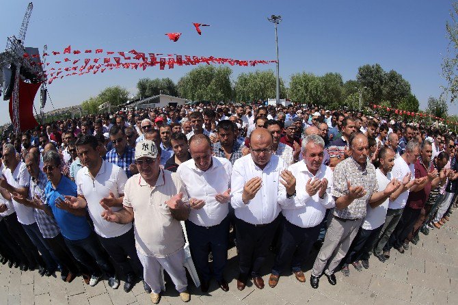 Gölbaşı’nda Demokrasi Şehitleri İçin Gıyabi Cenaze Namazı Kılındı