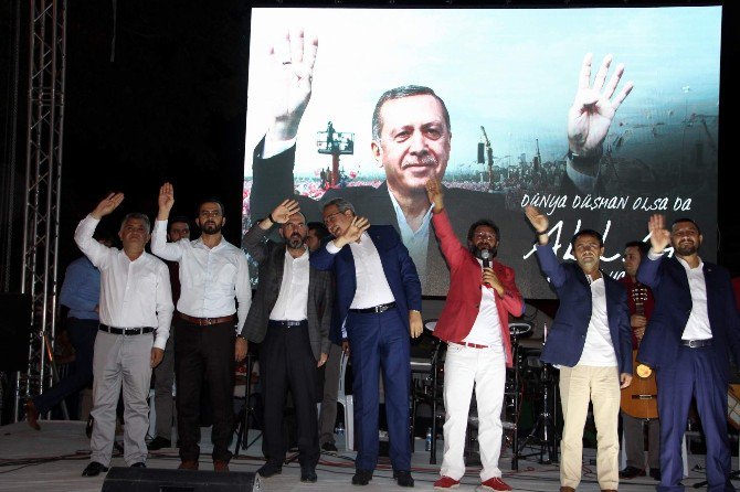 Demokrasi Nöbetinde Protokol Üyeleri İlahi Söyledi