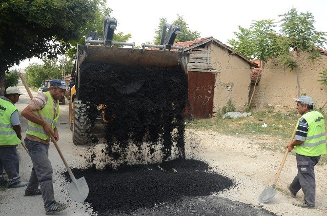 Seyitgazi Belediyesi Asfalt Ve Yama Çalışmalarını Sürdürüyor