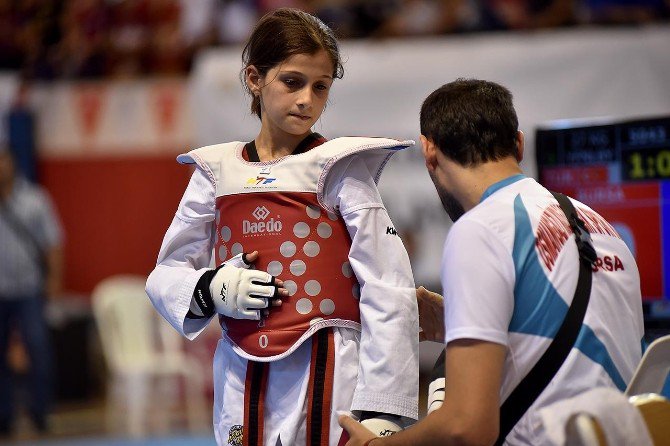 Büşra Savaş, Hem Kick Boks Hem De Taekwondo Da Türkiye Şampiyonu Oldu