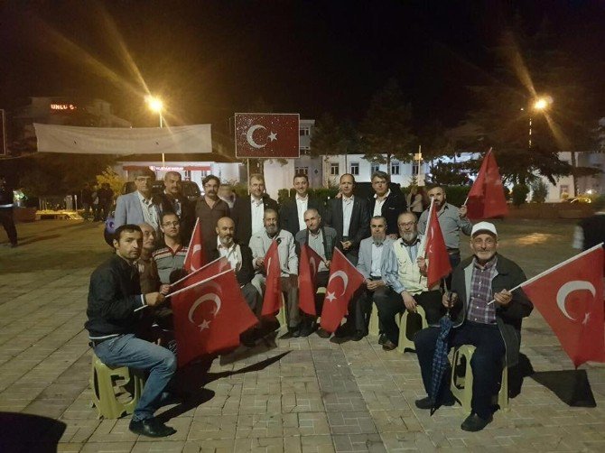 Bozüyük’te Demokrasi Nöbeti Yoğun Yağışa Rağmen Devam Etti