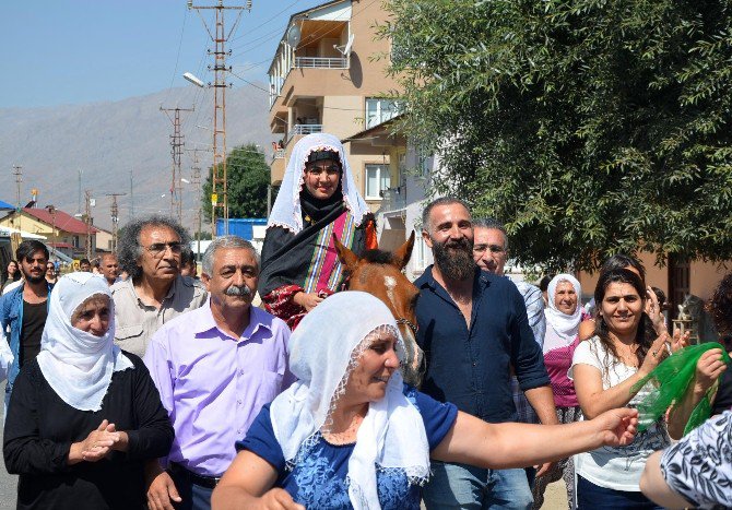 Tunceli’de ’Atlı Gelin’ Geleneği Yaşatıldı