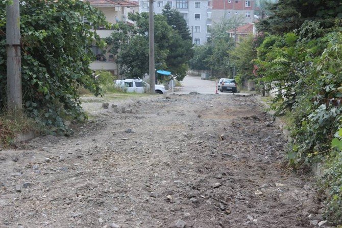 Akçakoca’da Yol Çalışmaları Sürüyor