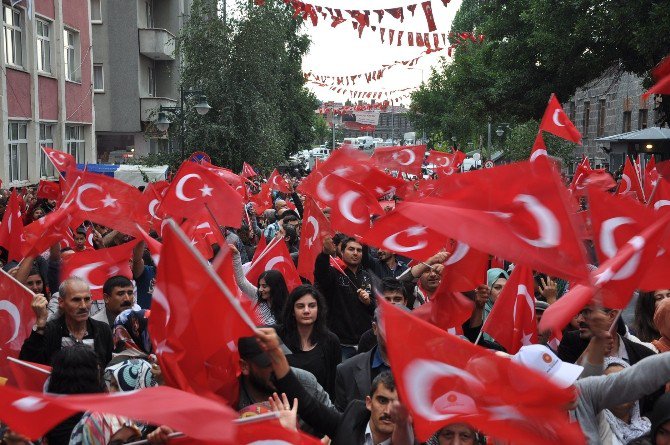 Karslılar Yağmur Altında ‘Demokrasi Nöbeti’ Tuttu