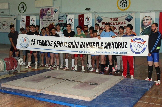 Ağrı’da 15 Temmuz Demokrasi Şehitleri Halter Turnuvası