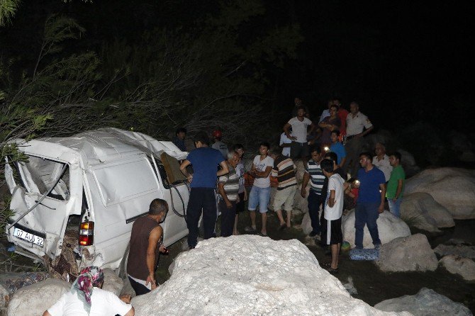 Antalya’da Piknik Dönüşü Kaza: 2 Ölü, 9 Yaralı