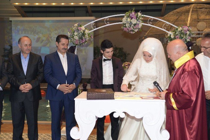 Bakan Çelik Erzurum’da Nikah Şahidi Oldu