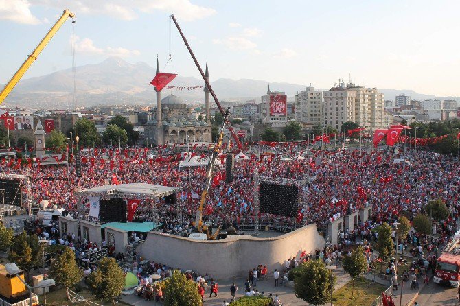 Kayseri’de On Binler Demokrasi İçin Meydanda Buluştu