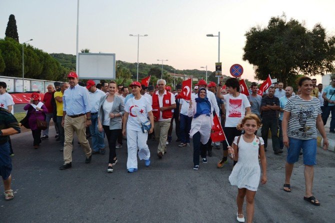 Ayvalık’ta Demokrasi Yürüyüşüne Binlerce Vatandaş Katıldı