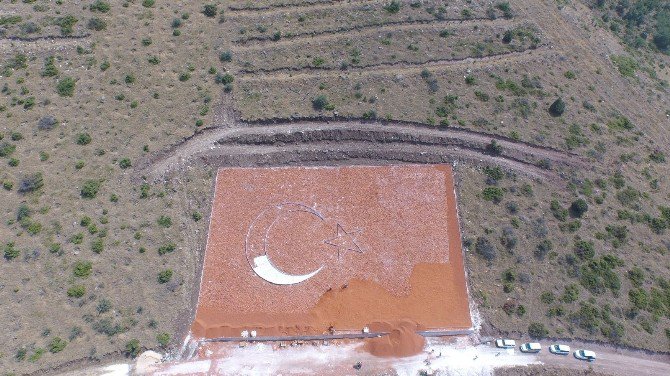 İç Anadolu’nun En Büyük Türk Bayrağı Şekillenmeye Başladı