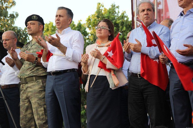 Gaziantep’teki Demokrasi Ve Şehitler Mitingi