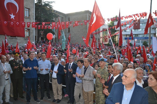 Isparta’da Demokrasi Ve Şehitler Mitingi